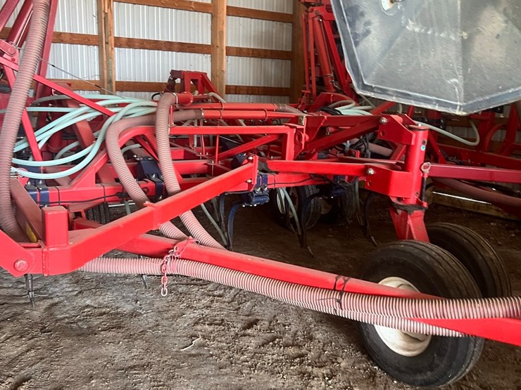 lot-10.-morris-air-seeder,-tow-between-with-10"-eagle-beaks,-new-seed-meter-unit,-pristine-condition,-always-shedded,-highly-maintained,-none-nicer-image-18