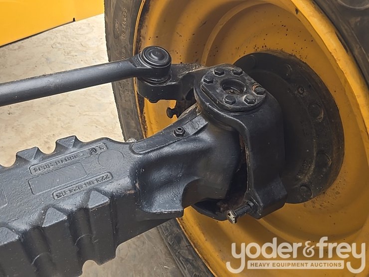 2018-caterpillar-tl1055d-image-14