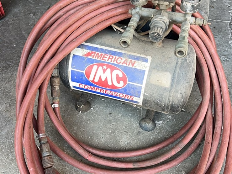 portable-carry-along-type-air-compressor-with-hose-image-3