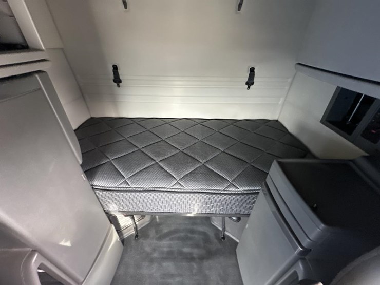 2019-volvo-10-image-50