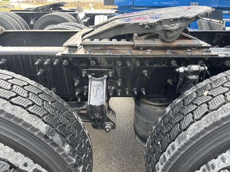 #2225-•-2024-volvo-vnl-sleeper-cab-semi-truck-tractor-image-42