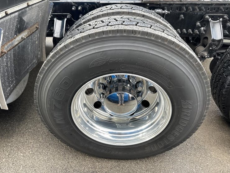 #2225-•-2024-volvo-vnl-sleeper-cab-semi-truck-tractor-image-58