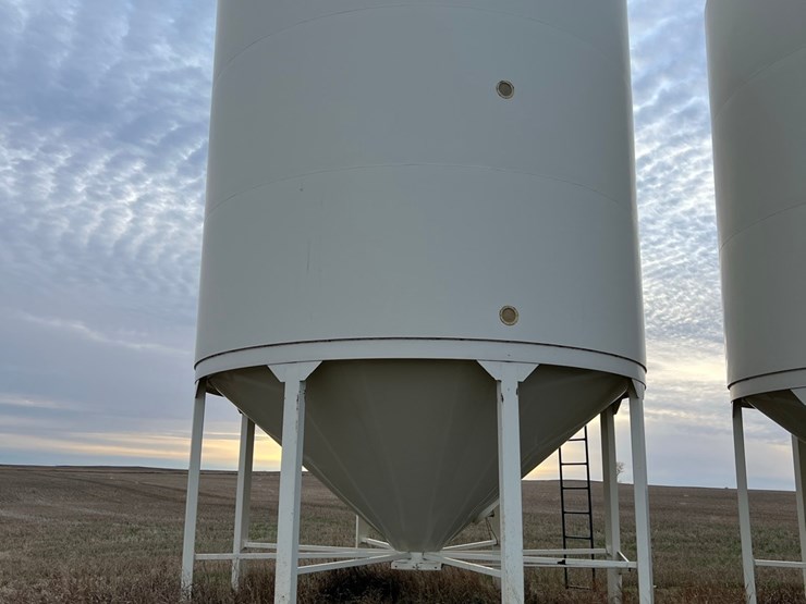 lot-44.-3,000-bu.-meridian-hopper-bin-image-1