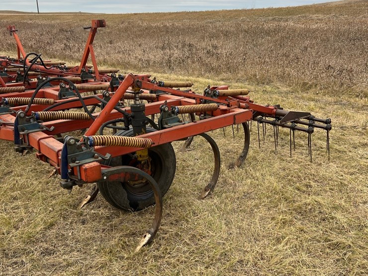 lot-49.-1981-33’-morris-magnum-model-cp-731-chisel-plow-w/3-bar-harrows,-well-maintained-unit,-super-clean-and-straight,-check-photos-image-35