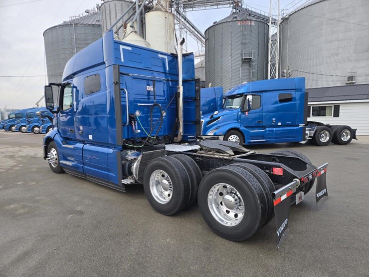 #2226-•-2024-volvo-vnl-sleeper-cab-semi-truck-tractor-image-3