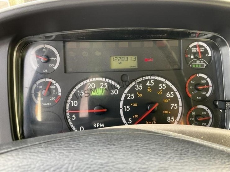 2012-freightliner-m2-106-image-25