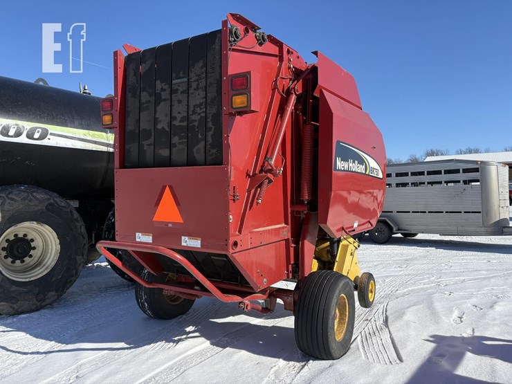 2007-new-holland-br750a-image-4