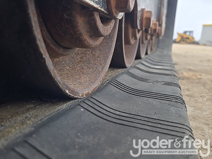 2021-deere-317g-image-21