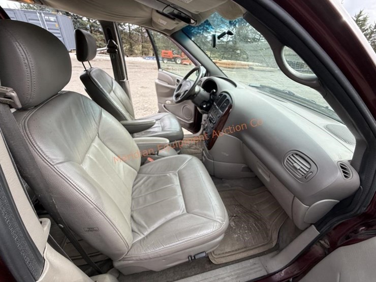 2002-chrysler-town-&-country-image-29