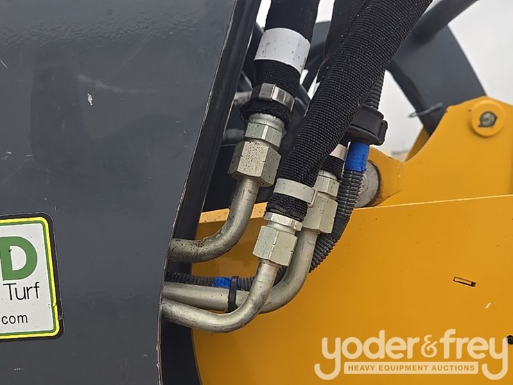 2021-deere-317g-image-41