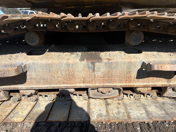 new-holland-eh215-image-66