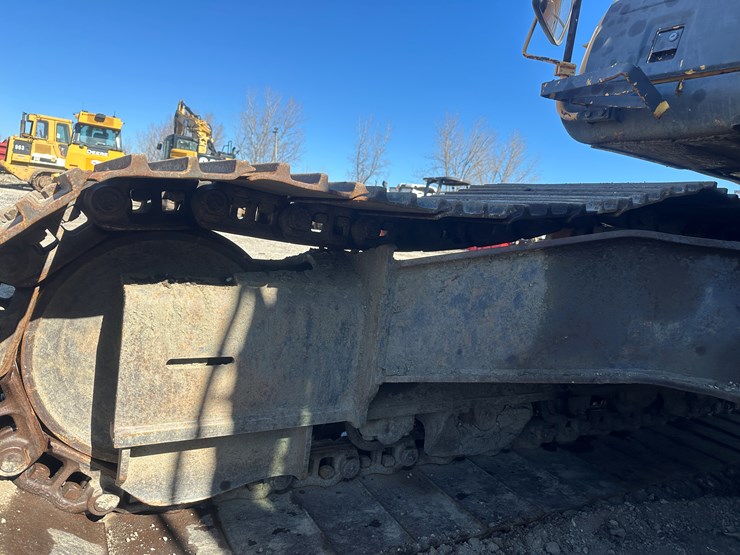 new-holland-eh215-image-59