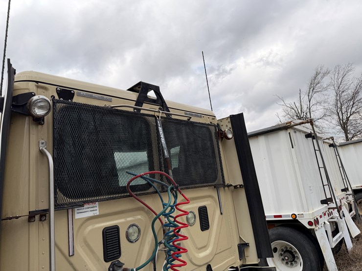 #40952-•-2016-freightliner-t/a-daycab-truck-tractor-3akjged50gshn2261-image-26