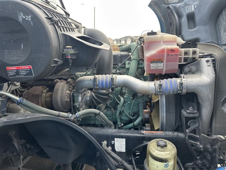 #2225-•-2024-volvo-vnl-sleeper-cab-semi-truck-tractor-image-33