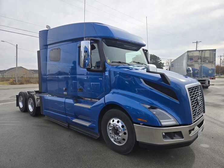 #2224-•-2025-volvo-vnl-sleeper-cab-semi-truck-tractor-image-7