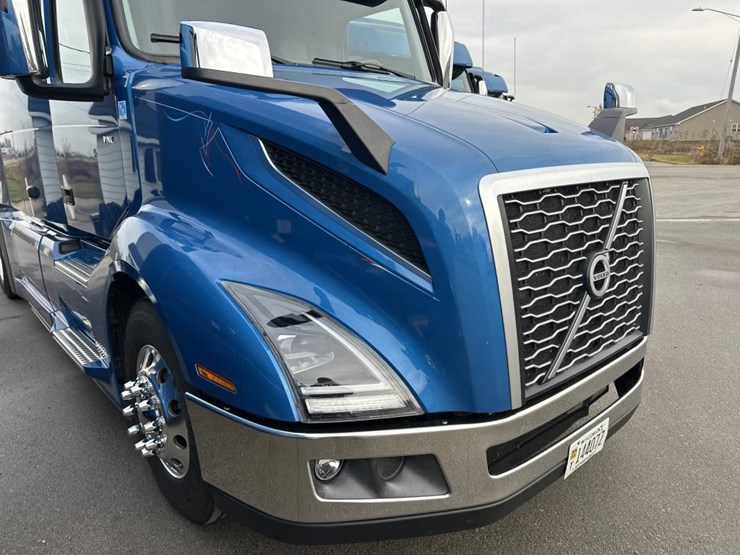 #2226-•-2024-volvo-vnl-sleeper-cab-semi-truck-tractor-image-22