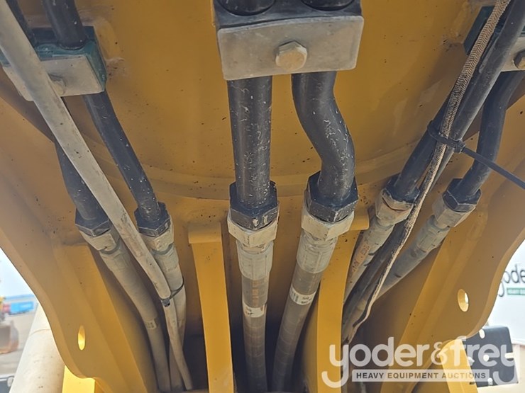 2018-caterpillar-tl1055d-image-39