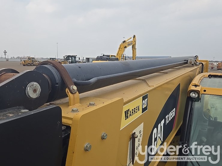 2018-caterpillar-tl1055d-image-34