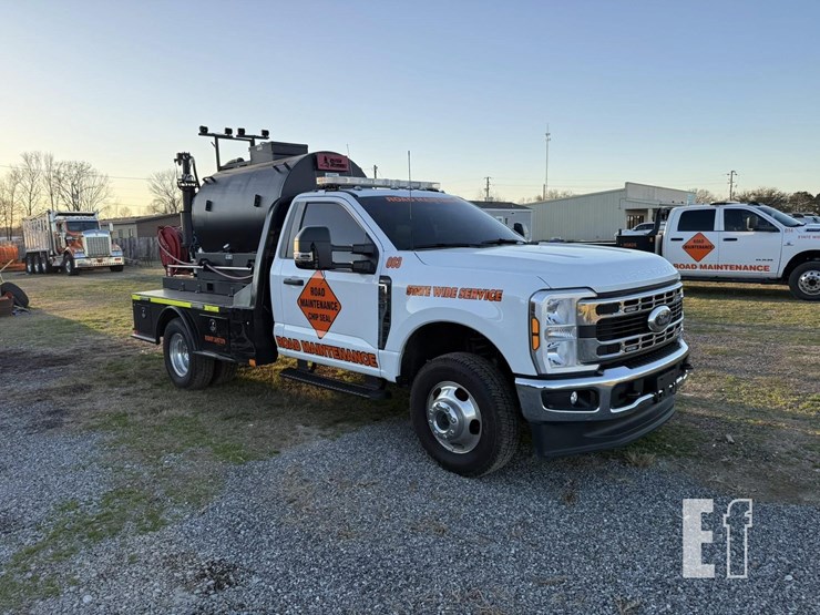 2025-ford-f350-xl-image-3