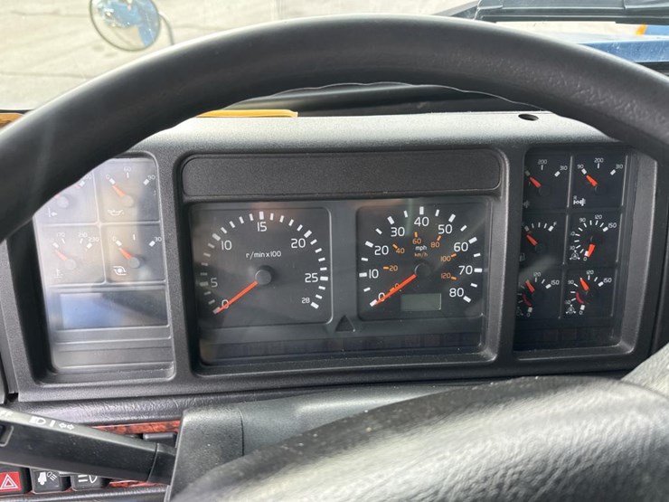 2003-volvo-10-image-44