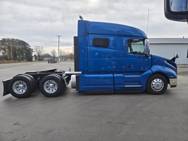 #2226-•-2024-volvo-vnl-sleeper-cab-semi-truck-tractor-image-6