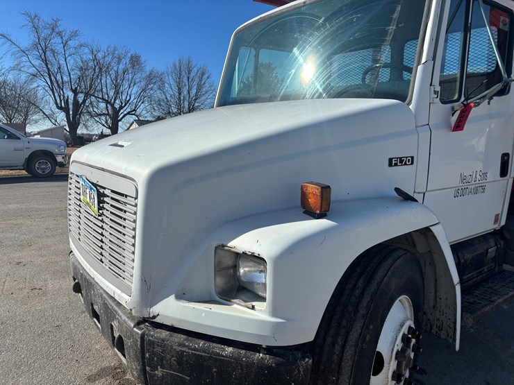 freightliner-fl70-image-7