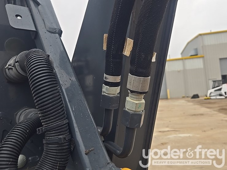 2021-deere-317g-image-42