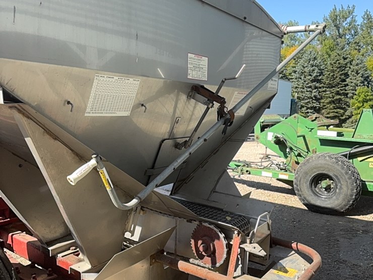 ag-–-800-stainless-steel-fertilizer-spreader,-fully-hydraulic-drive,-roll-tarp,-large-floatation-tires-￼￼-image-12