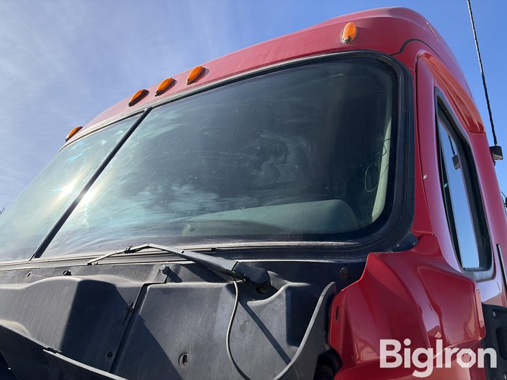 2013-freightliner-cascadia-113-image-15