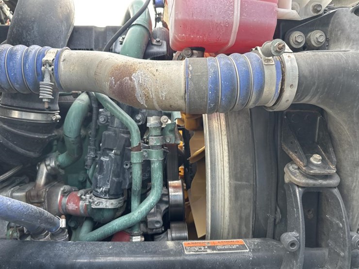 #2231-•-2016-volvo-vnl-sleeper-cab-semi-image-32