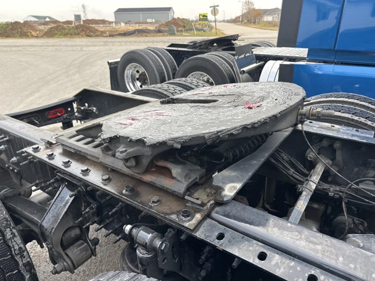 #2225-•-2024-volvo-vnl-sleeper-cab-semi-truck-tractor-image-26