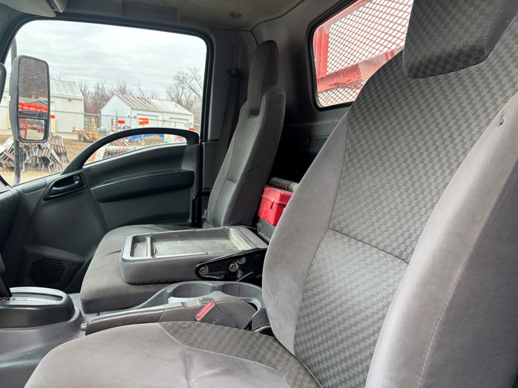 2015-isuzu-npr-xd-image-31