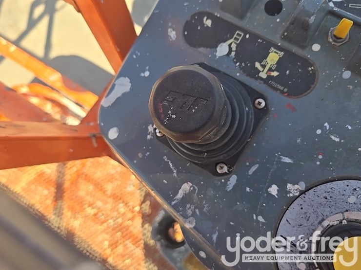 2017-jlg-600aj-image-70