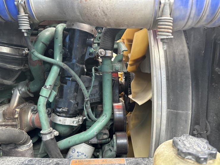 2020-volvo-10-image-32