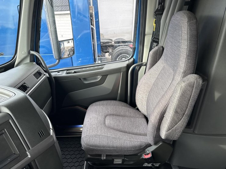 2019-volvo-10-image-49