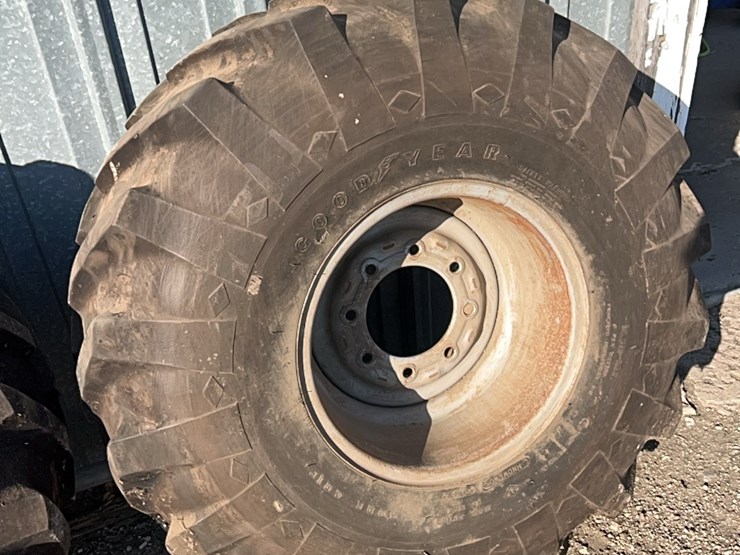 excellent-set-of-grip-tires,-size-is-16.5-l-–-16.1.--came-off-of-versatile-or-john-deere-self-propelled-swather,-always-been-stored-inside-image-18