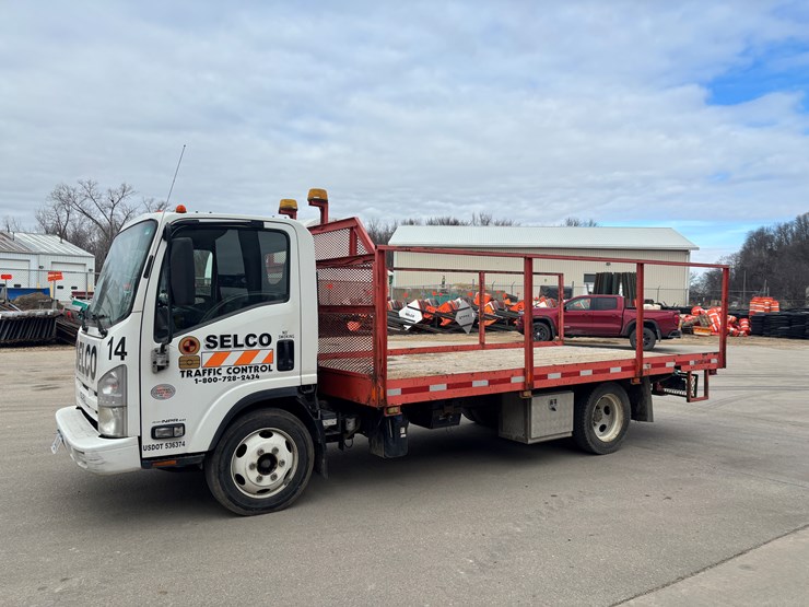 2015-isuzu-npr-xd-image-1