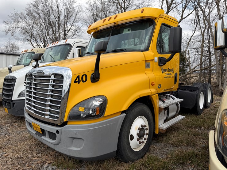 #40954-•-2016-freightliner-t/a-daycab-truck-tractor-3akjgedv4gsgw5933-image-1