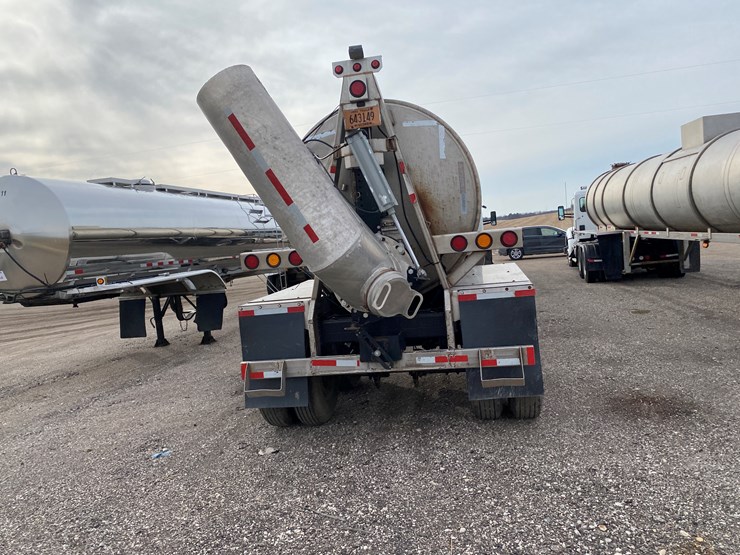 #500-•-2012-northern-8,500-gallon-semi-manure-tanker-(has-wi-title)-(waupun,-wi)-image-10