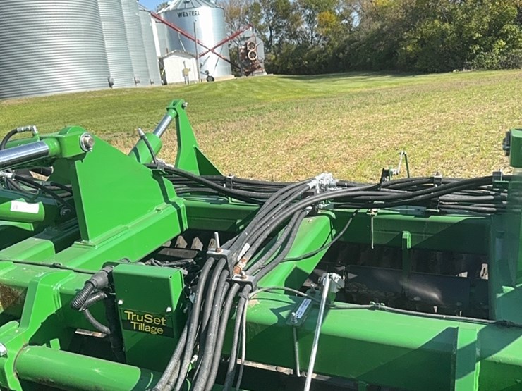 2023-john-deere-h-image-28