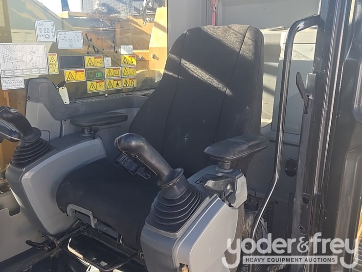 2016-caterpillar-335fl-image-68