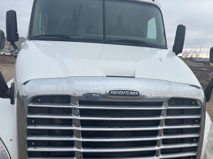 2016-freightliner-cascadia-113-image-18