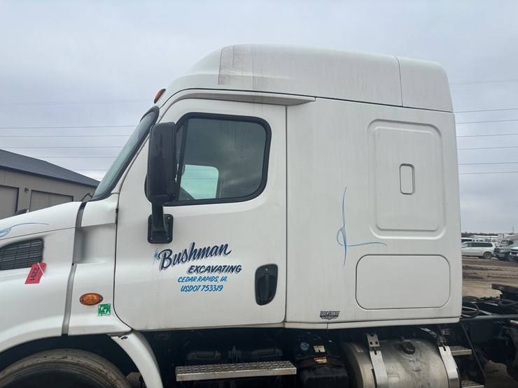 2016-freightliner-cascadia-113-image-9