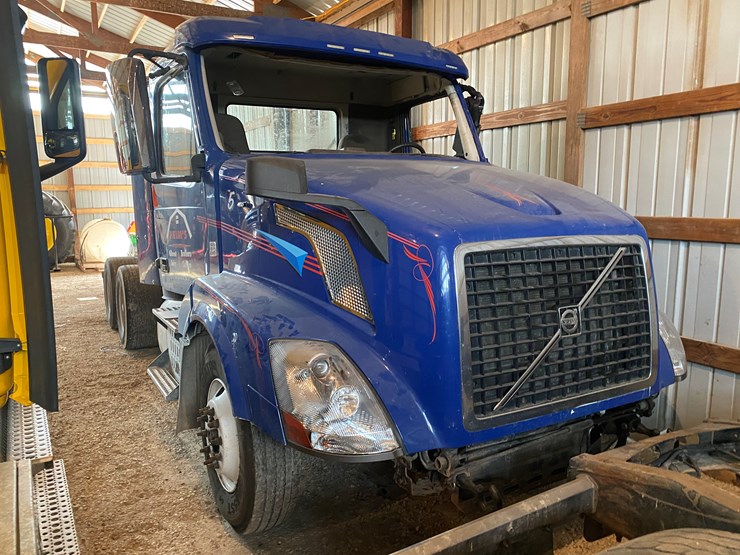 #310-•-2015-volvo-d13-tandem-axle-semi-rolled-over-(has-wi-title)-(algoma,-wi)-image-1