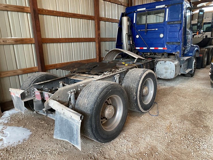 #310-•-2015-volvo-d13-tandem-axle-semi-rolled-over-(has-wi-title)-(algoma,-wi)-image-7