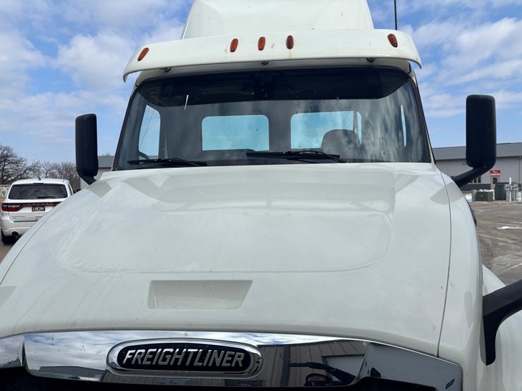 2018-freightliner-cascadia-126-image-12