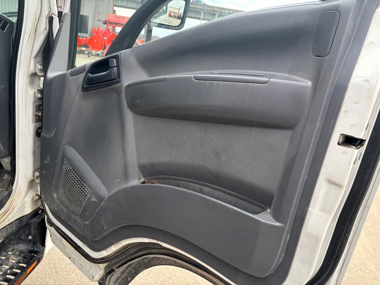 2015-isuzu-npr-xd-image-27