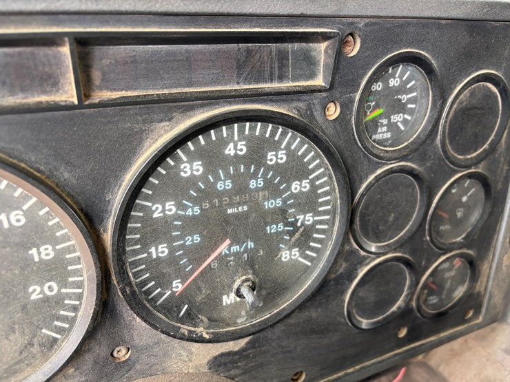 2000-mack-ch600-image-19