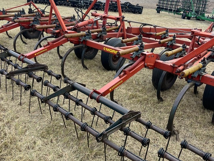 lot-49.-1981-33’-morris-magnum-model-cp-731-chisel-plow-w/3-bar-harrows,-well-maintained-unit,-super-clean-and-straight,-check-photos-image-27