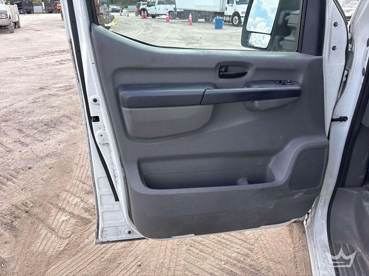 2013-nissan-nv2500hd-image-12